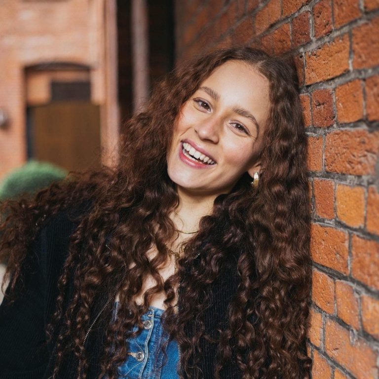 Portraitbild der Musical-Darstellerin Lina Sbaita für ihren Steckbrief.