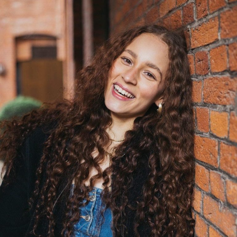 Lina Sbaita Portraitbild der Musical-Darstellerin Lina Sbaita für ihren Steckbrief.