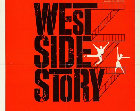 Plakat für "West Side Story" mit Treppen und tanzenden Figuren auf rotem Hintergrund.