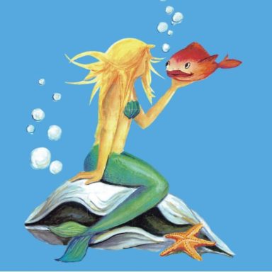 Eine Meerjungfrau sitzt auf einer Muschel und hält einen Fisch in der Hand.
